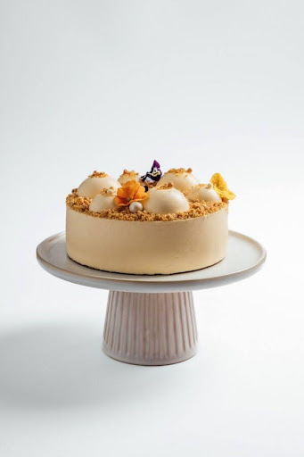 Banoffee mini cake with white background